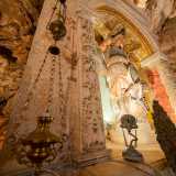Ricche di elementi misteriosi sono anche le due colonne laterali alla statua, formate ognuna da nove piccoli bassorilievi raffiguranti svariate scene allegoriche, personaggi e animali